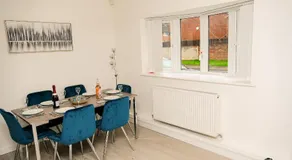 Cosy home with private parking - Image 3