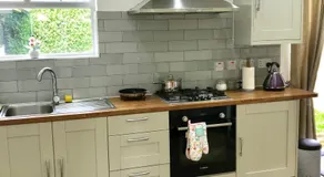 The Woodfarm Lodge - 3 Bedroom House with free Parking - Image 4