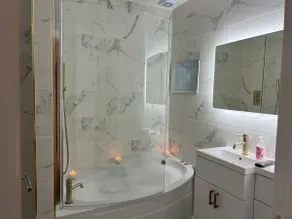 Deluxe Flat-Jaccuzi- Surround Sound & Netflix 105 - Image 2