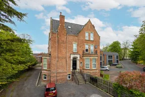 Free Parking & WiFi, Large Bedrooms, Self Check-in - Image 5