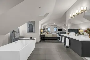 The British Hotel - Image 3