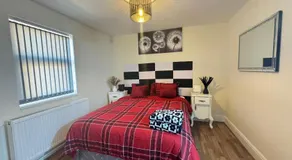 King Bed Flat with Garden, Walks & Private Parking - Image 2
