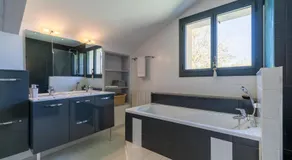 Suite familiale 2 chambres communicantes et piscine - Image 2