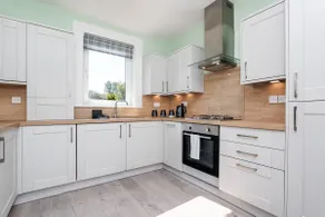 Ideal Work Stays 3BR 6 Guests Free Parking - Image 5