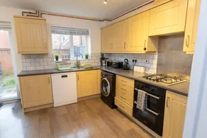 Charming 5-Bedroom Townhouse in Central Gloucester - Image 5