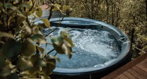 Luxe Stays - Sleeps 7 - Jacuzzi - Image 5
