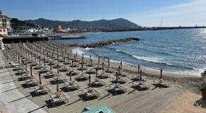 Vicino al mare sulla pista ciclabile - Image 2