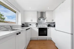 Luxurious 2BR Flat FREE parking North London - Image 5