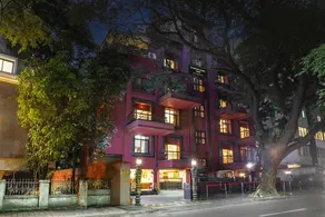 Super Townhouse Oak Prabhat Road - Image 4
