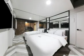 Hertz Hotel - Image 2