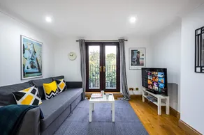 London 2 Bed Apartment With Free WiFi - Image 2