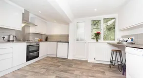 Large House in Looe, Near Beach and Bars with Great Views, Free Parking and Free Access to a Nearby Indoor Swimming Pool - Image 5