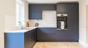 Comfortable 5-Bedroom House in Cheltenham - Image 3