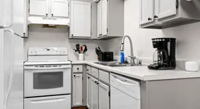 Alaskan WolfDen Close to airport centrally located - Image 3