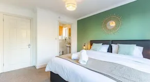 5 Bed House Heathrow Egham Virginia Water Sleeps 7 or Up To 8 If Sharing Beds, Mid To Long Term Bookings Welcome - Image 2