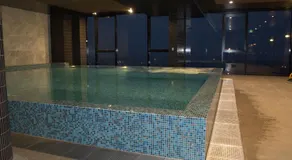 Luxury 2B2B CBD apartment with gym, pool, Jacuzzi, sauna & Supermarket On-site - Image 4