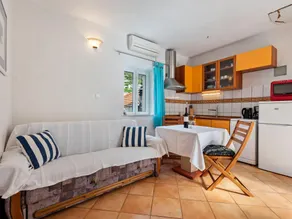 Snug Apartment in Pučišća near the Beach - Image 2