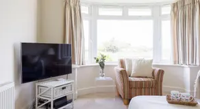 Seaside detached 4bd home nr shops Parking Garden - Image 2