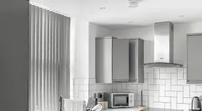 Modern Apartment with Free Parking, Entertainment & Fast Wi-Fi Close to Hull Station - Image 2