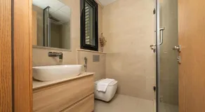 Luxury 3BR with Golf & Lake Views - Image 2