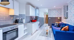Stylish 6BR 6 En-Suite Showers Sleeps 8 - Image 3