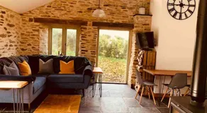 Detached Barn in Tamar Valley, EV charging included - Image 3