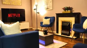 Luxury Heathrow Modern House with Parking & Fast WiFi - Image 2