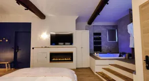 LA BULLE ROMANTIQUE, Suite avec jacuzzi privatif - Image 2