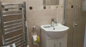 Rest room near to Heathrow Airport - Image 2