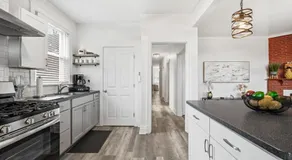 2 Bedroom Apt Stylish Modern And Convenient - Image 5