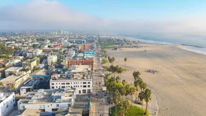Sunny Venice Beach Home With Open Living & Walkability to Abbot Kinney Venice Drift by Avantstay - Image 3