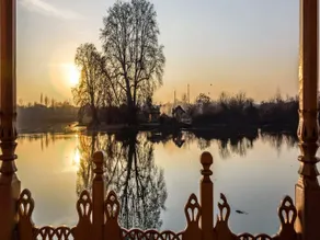 Naaz Kashmir Luxury Houseboat - Image 4