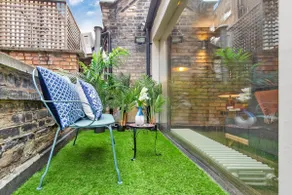 Elegant Mews Retreat by Harrods - Image 5