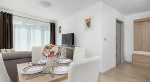 Przestronny Apartament z 2 Sypialniami Parkingiem i Balkonem by Noclegi Renters - Image 3
