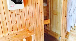Rustic Chalet Superking bed Free Sauna Jacuzzi Spa Wifi Netflix Parking - Image 4