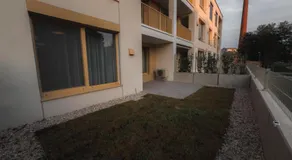 Nový Apartmán so záhradou a garážou pri centre - Image 5