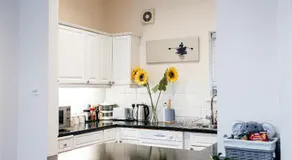 Central Windsor Spacious Three Double BedRooms, Two Living Room, Kitchen Entire Apartment over three floors Steps from Windsor Castle, station, long walk and restaurants Royal Residence Retreat Windsor - Image 3
