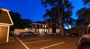Carriage House Inn - Image 4