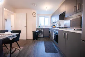 Stylish House | Sleeps 6 | Fast Wi-Fi | Parking - Image 5