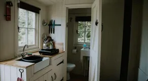 Snowdonia Shepherds Hut + Hot Tub - Image 4