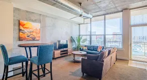 Skyline Loft Studio w City Views - Image 3