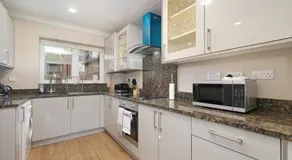 Town Center 4 Bedroom 4 bathroom Hse with Parking Slough By 360Stays - Image 4