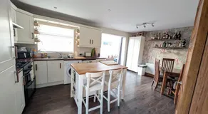 Sydenham Serenity: Bright Home with Conservatory - Image 5