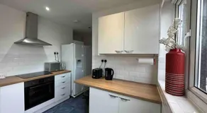 Dallas House - Easy links to LHR and London - Image 2