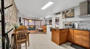 Retro Studio! Pool, Hot Tub, Free Parking & WiFi - Image 3