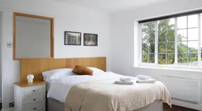 One-Bedroom flat in Cheam Village - Image 2