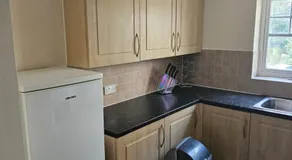 Sleek 4 bed Apartment with 2 bathrooms - Image 4