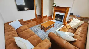 Three Bedrooms Hermay Cottage with Free Parking and 5 minutes drive to Launceston near museum - Image 2