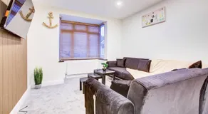 Spacious 3-Bed House in Egham - Image 5