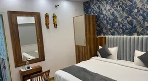 Hotel Strawberry - Image 4